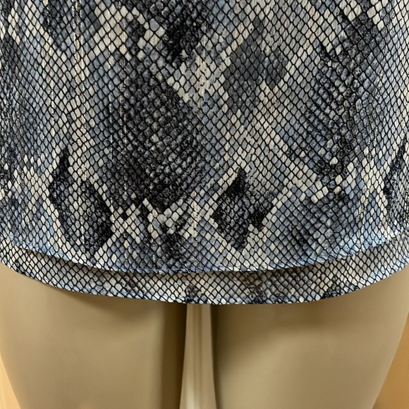 White House Black Market Blue reptile/metallic thread print Blouse, size 12 - Picture 5 of 11